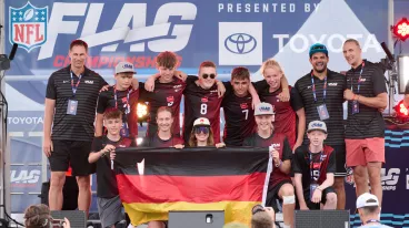 Die Schülerinnen und Schüler des Müncher Erasmus-Grasser-Gymnasiums posieren gemeinsam bei einem Flag Football Turnier in den USA