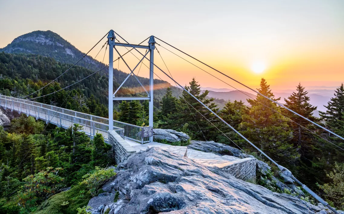 Eine Brücke in einer Landschaft vor einem Sonnenuntergang, in North Carolina