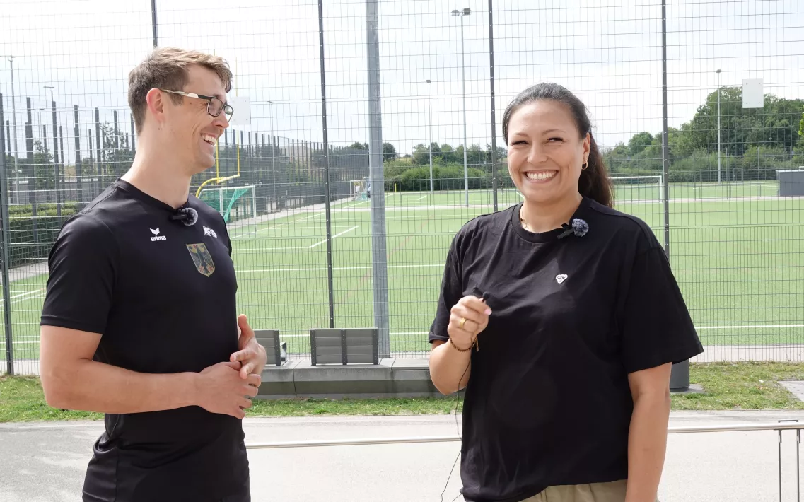 Nadine Nurasyid und Oliver Braunsdorf stehen während eines Interview vor dem Sportpark Freiham in München