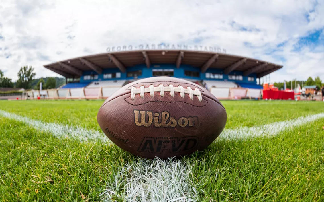 Ein Football liegt auf dem Rasen in einem Football-Stadion