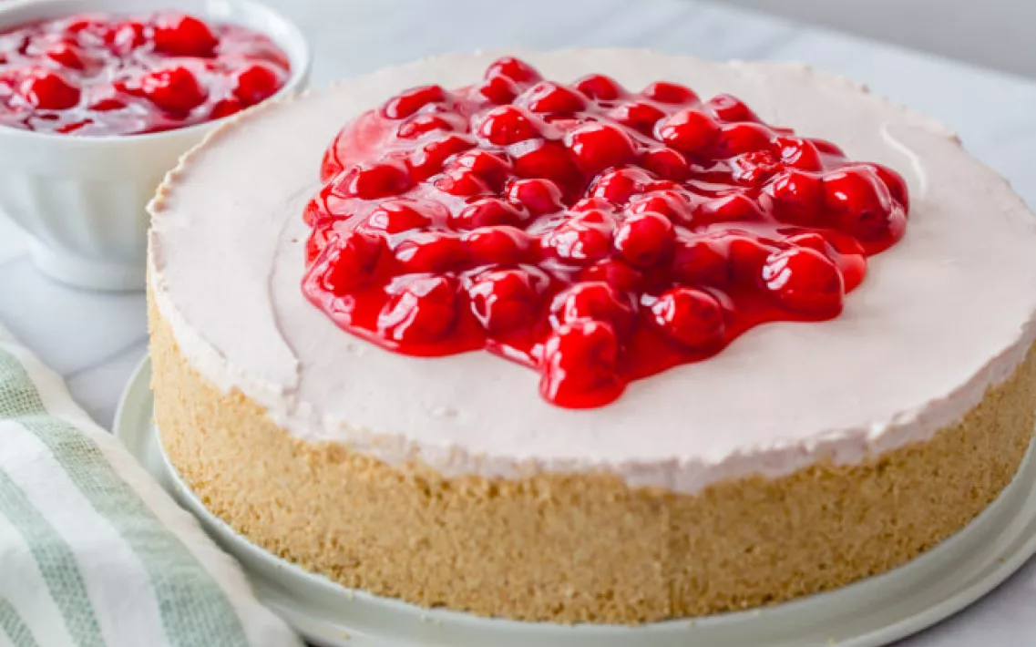 Ein Käsekuchen mit Kirschen auf einem Tisch