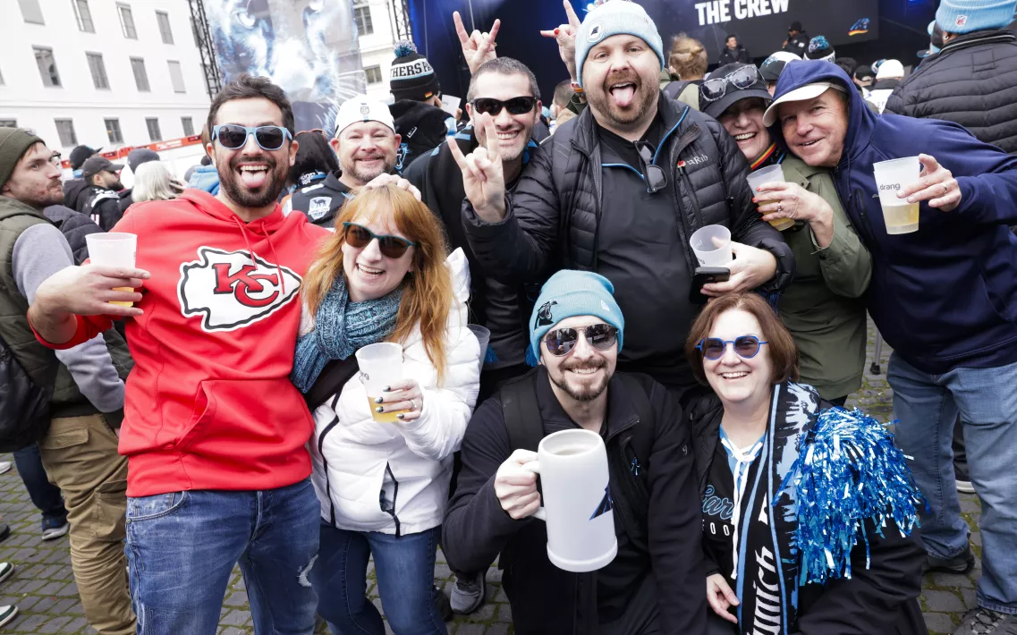 Football-Fans feiern in der Münchner Innenstadt während des Munich Game 2024