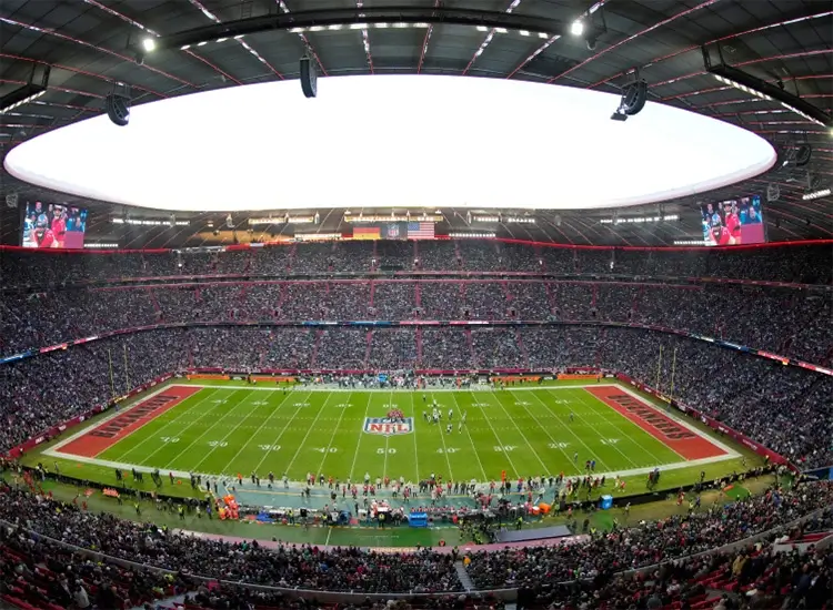 Blick vom Oberrang der Allianz Arena auf das NFL Spielfeld.